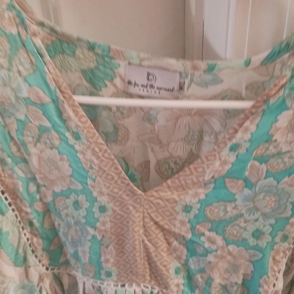 Elegant Floral Mini Dress in Cream and Blue - Picture 5 of 10
